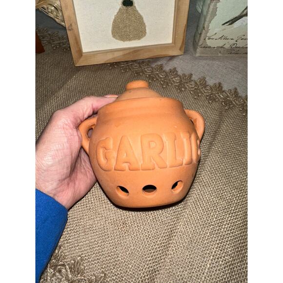 GUC Terracotta Rust Color Garlic Kepper Storage for Kitchen - Picture 3 of 8